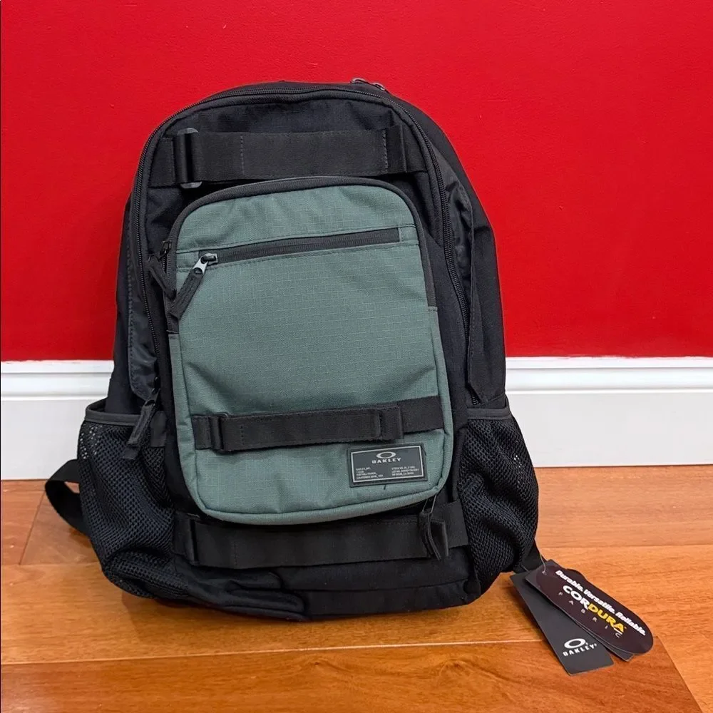 NWT Oakley Multifunctional Hydrolix Smart Backpack‎ detachable crossbody bag